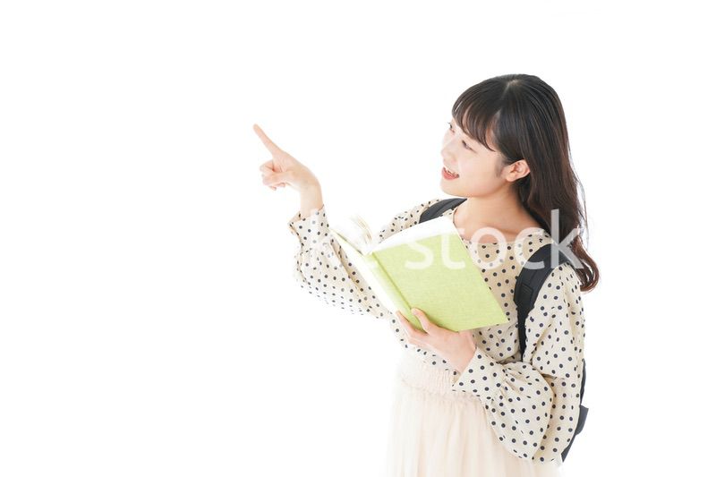 上を指差す制服を着た女子学生