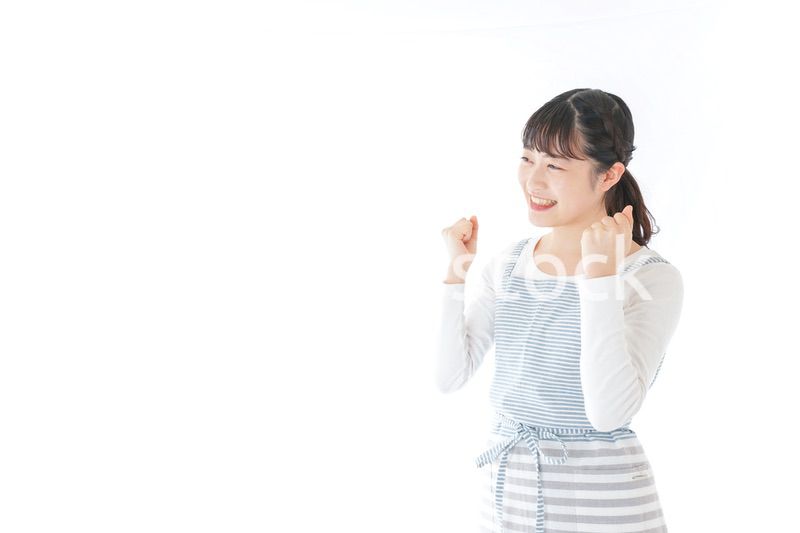 ガッツポーズをする若い主婦