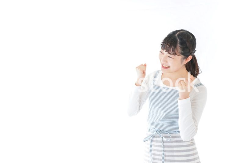 ガッツポーズをする若い主婦