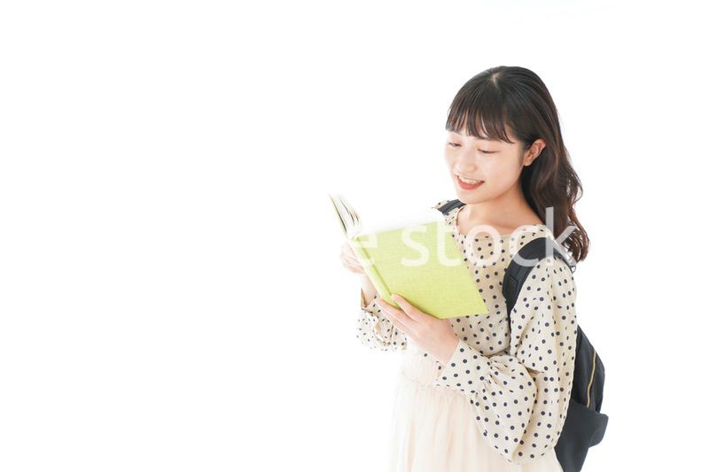 上を指差す制服を着た女子学生