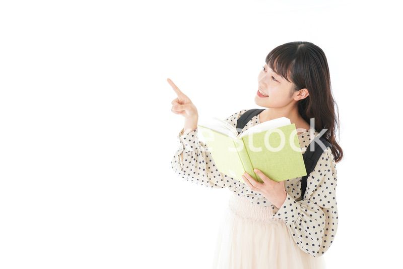 上を指差す制服を着た女子学生