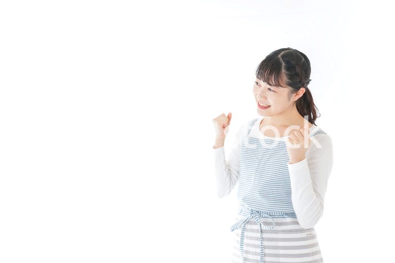ガッツポーズをする若い主婦