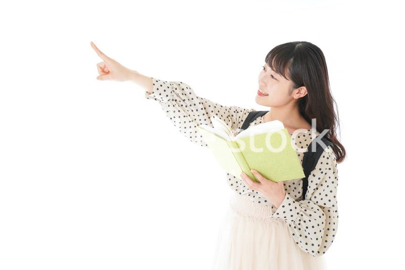 上を指差す制服を着た女子学生