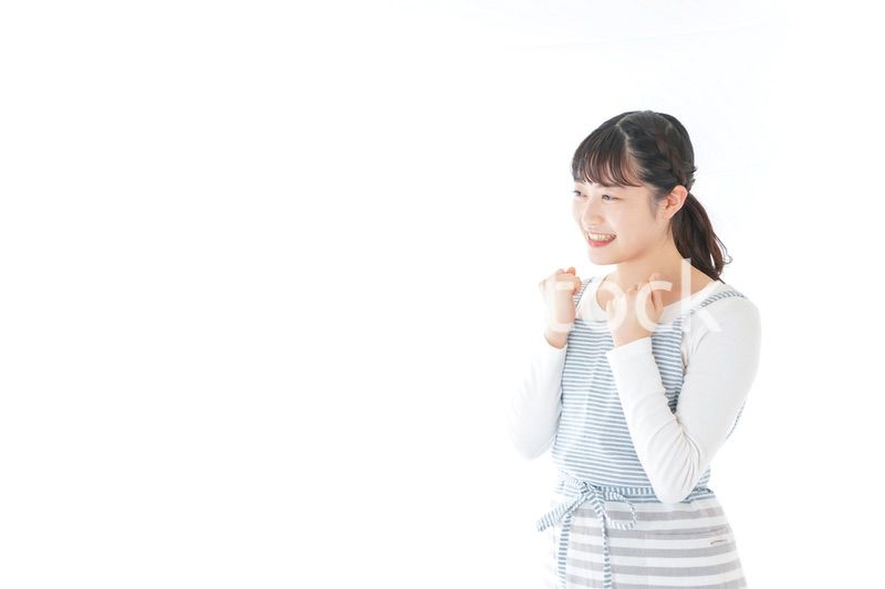ガッツポーズをする若い主婦