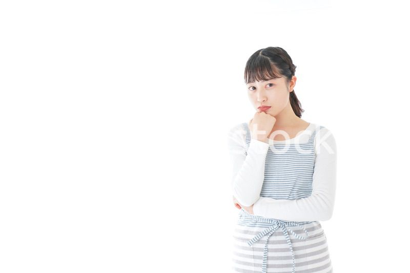 悩む若い主婦