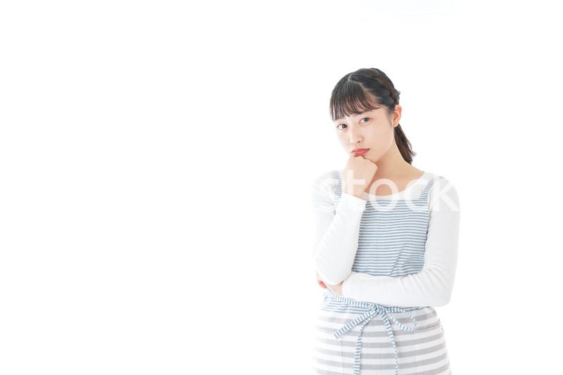 悩む若い主婦