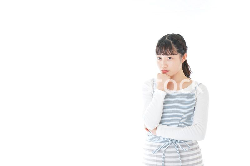 悩む若い主婦