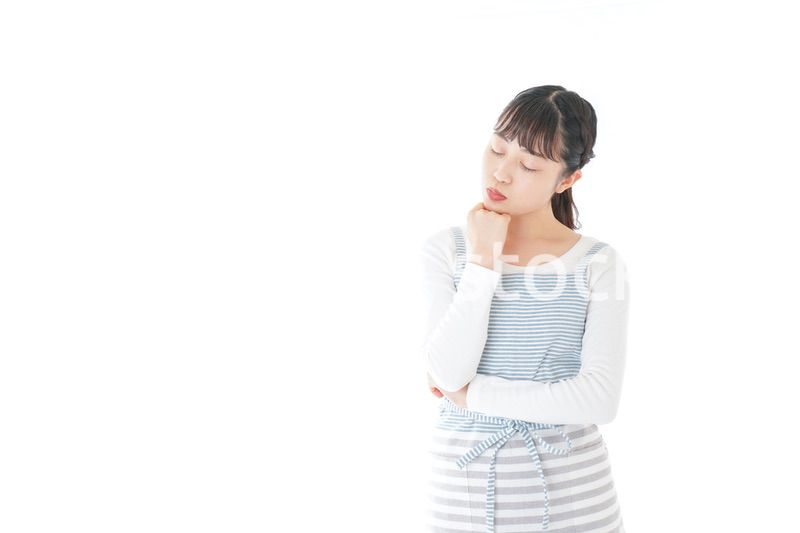 悩む若い主婦