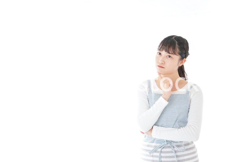 悩む若い主婦