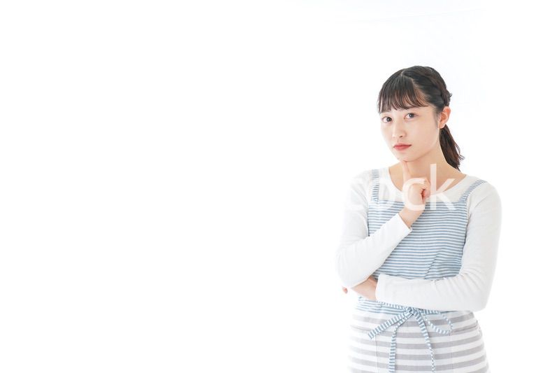 悩む若い主婦
