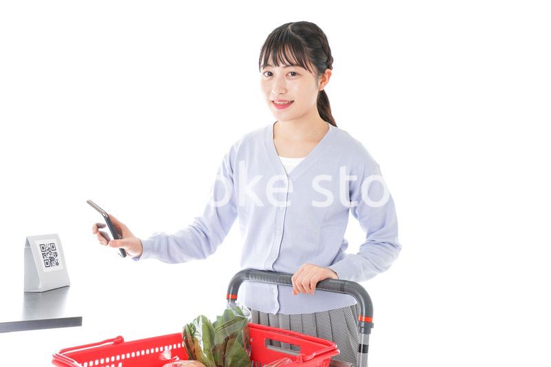 QRコード決済をする若い女性