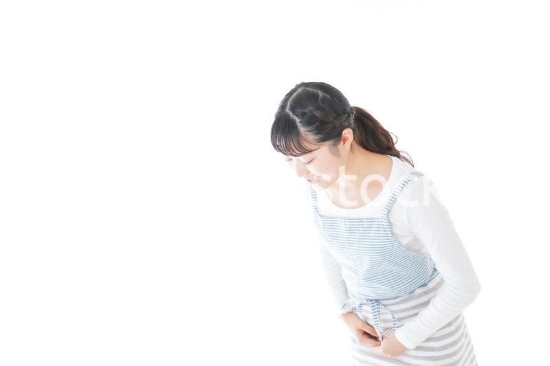 おじぎをする若い主婦