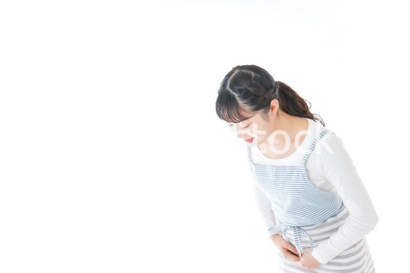 おじぎをする若い主婦