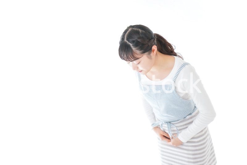 おじぎをする若い主婦