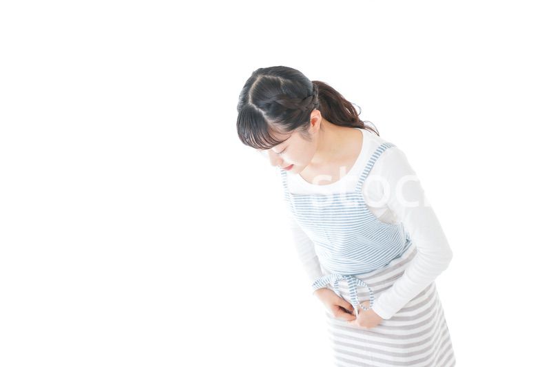 おじぎをする若い主婦