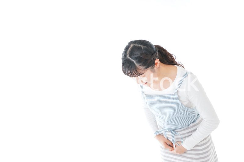 おじぎをする若い主婦