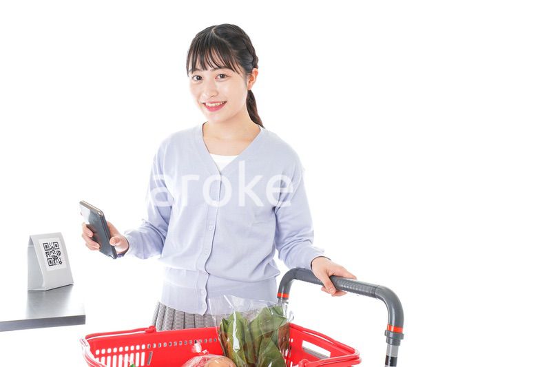 QRコード決済をする若い女性