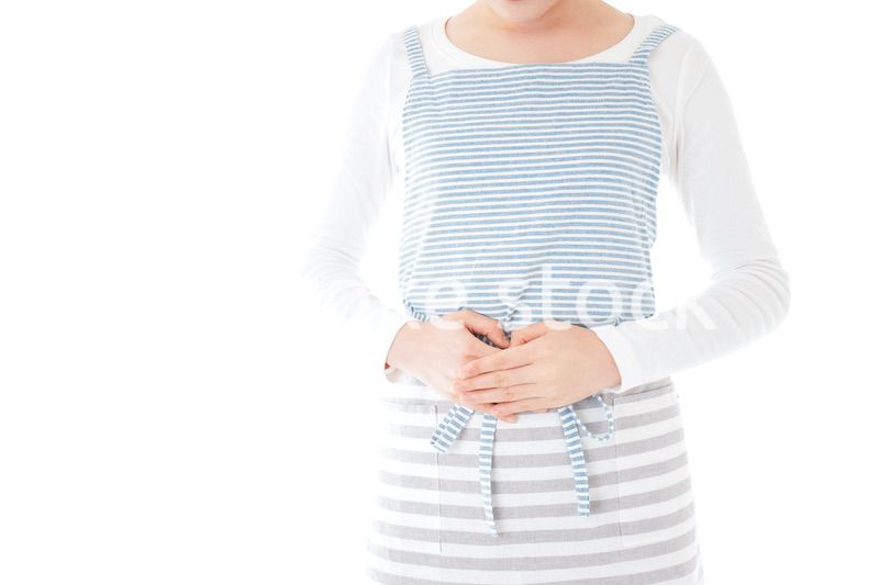 おじぎをする若い主婦