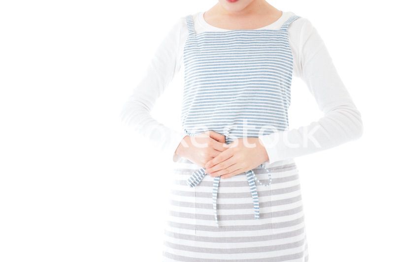 おじぎをする若い主婦