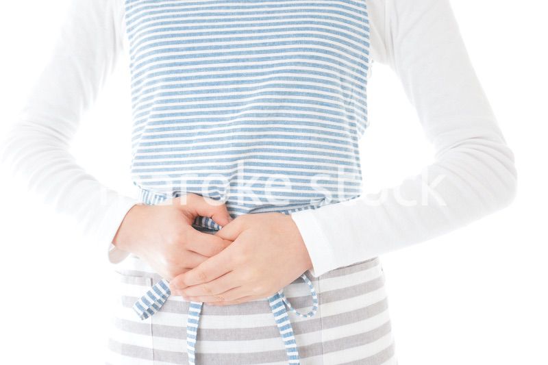 おじぎをする若い主婦