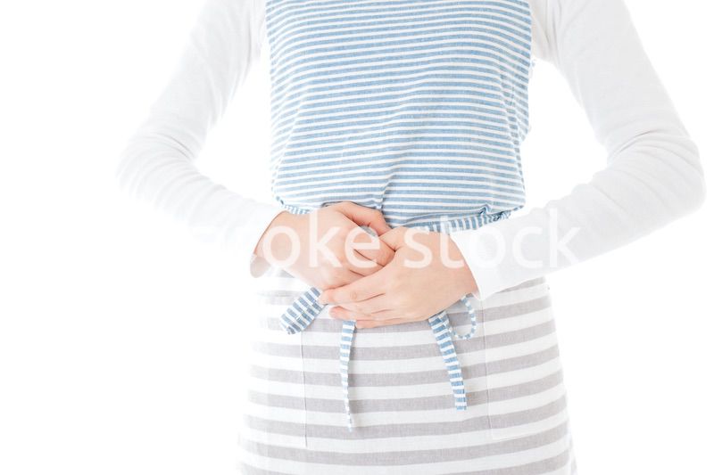 おじぎをする若い主婦