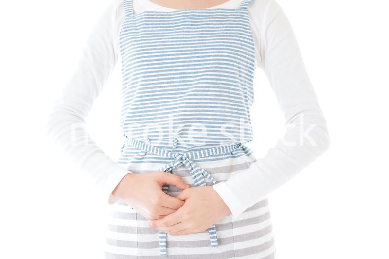 おじぎをする若い主婦