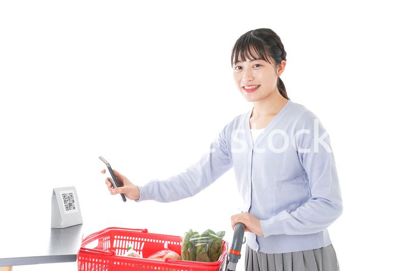 QRコード決済をする若い女性