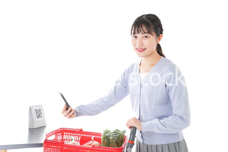 QRコード決済をする若い女性