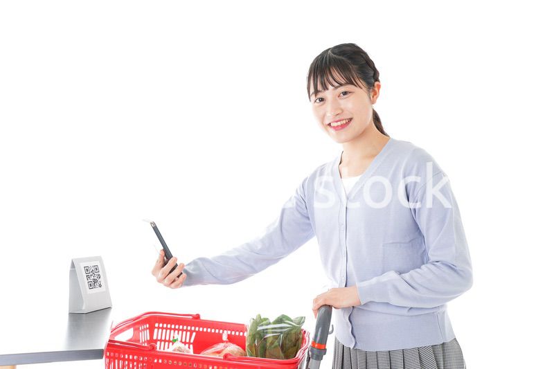 QRコード決済をする若い女性