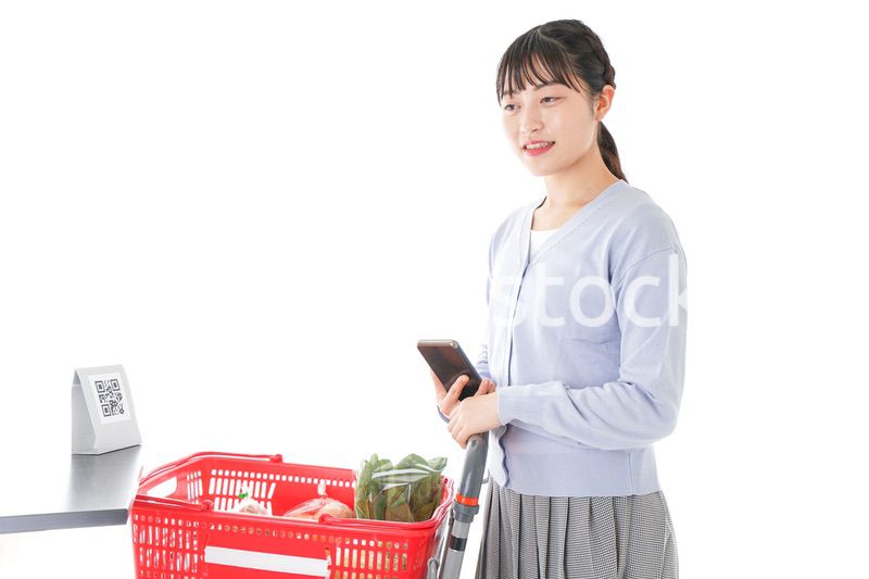 QRコード決済をする若い女性