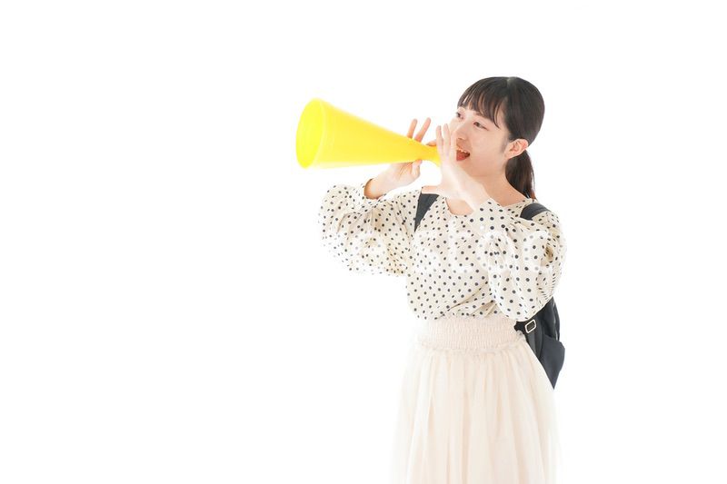 スポーツの応援をする若い女性