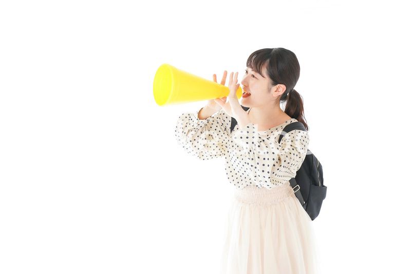 スポーツの応援をする若い女性