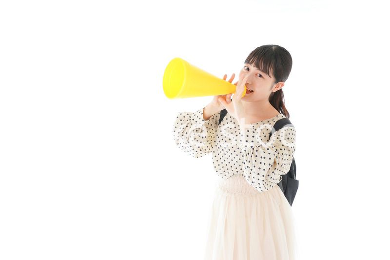 スポーツの応援をする若い女性