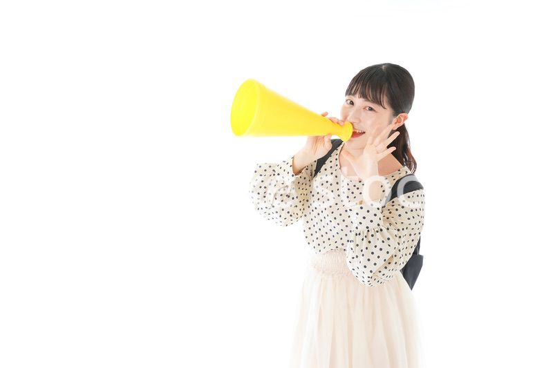 スポーツの応援をする若い女性