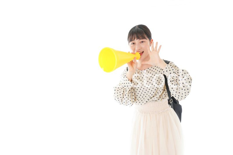 スポーツの応援をする若い女性