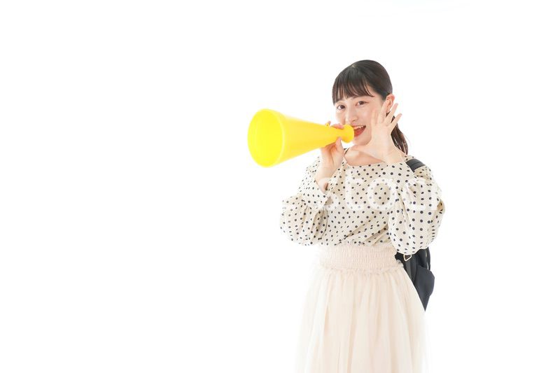 スポーツの応援をする若い女性