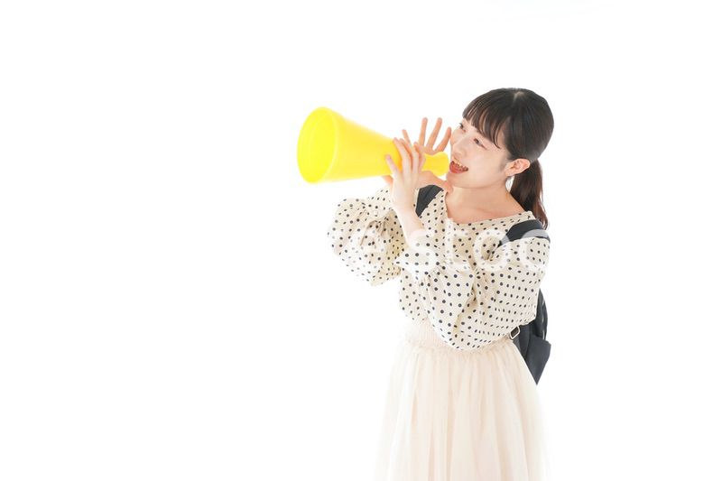 スポーツの応援をする若い女性