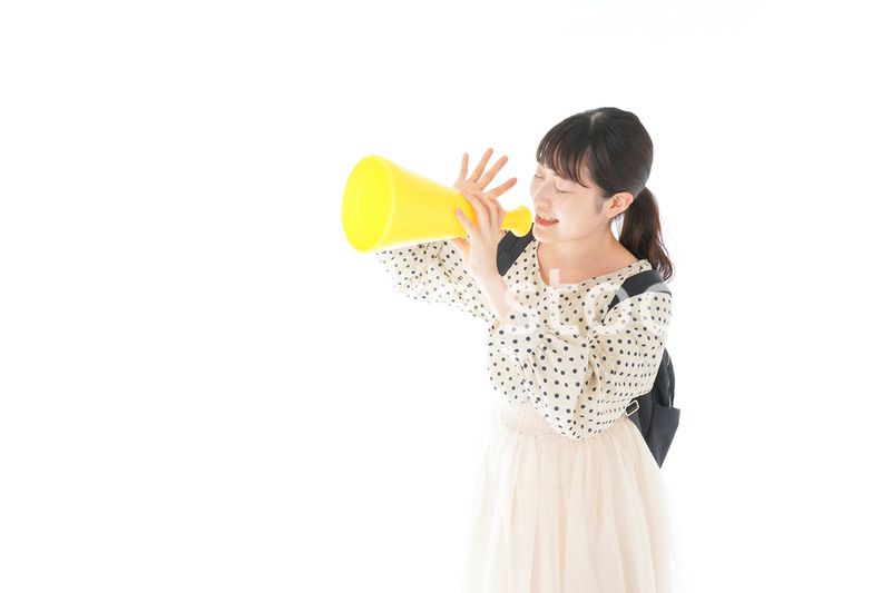 スポーツの応援をする若い女性