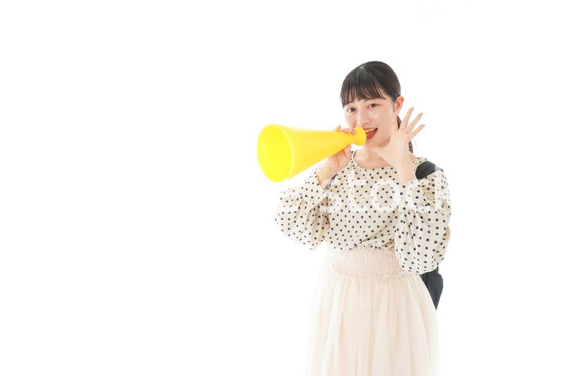 スポーツの応援をする若い女性