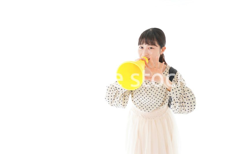 スポーツの応援をする若い女性