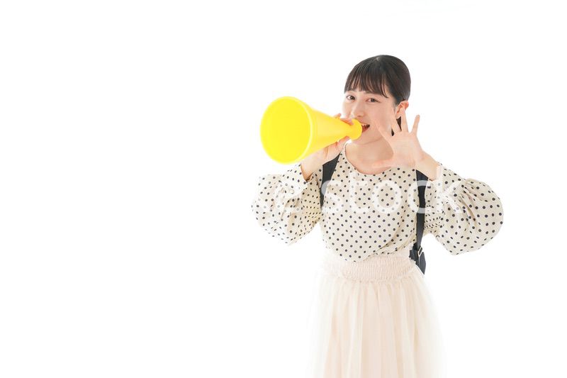 スポーツの応援をする若い女性