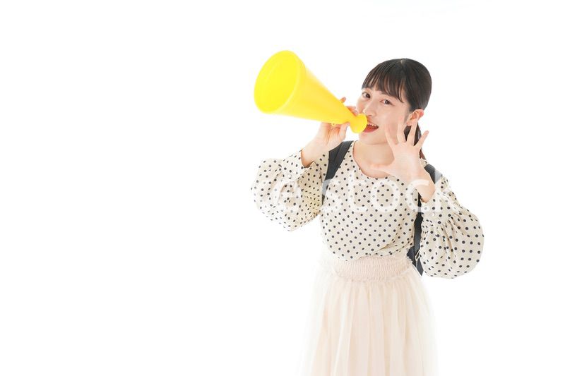 スポーツの応援をする若い女性