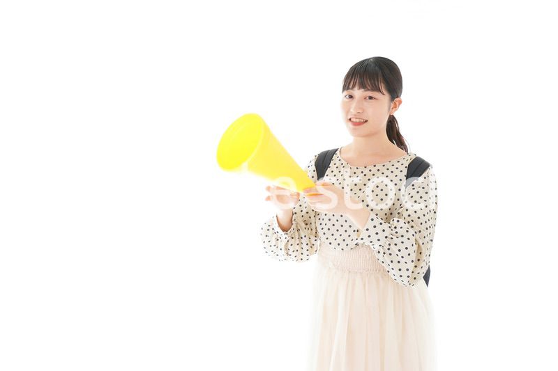 スポーツの応援をする若い女性