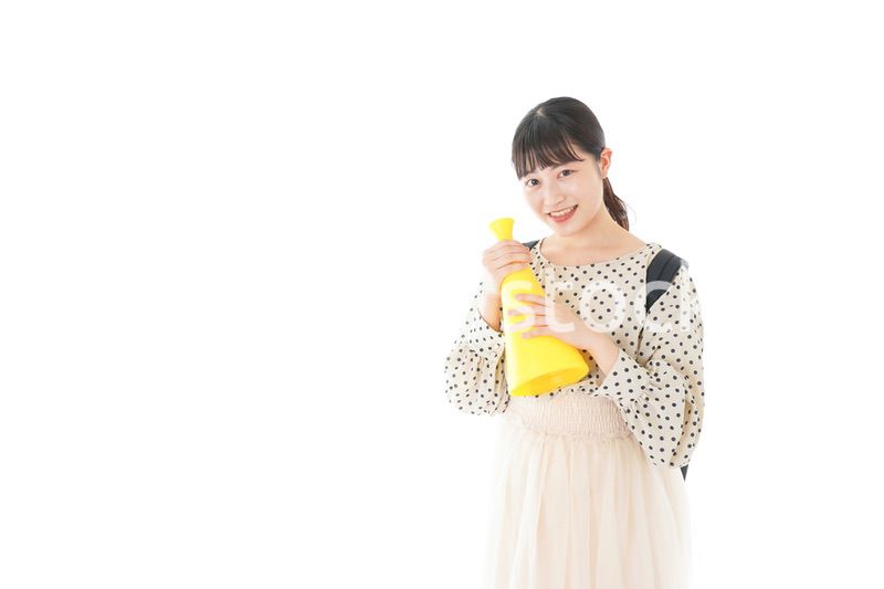 スポーツの応援をする若い女性