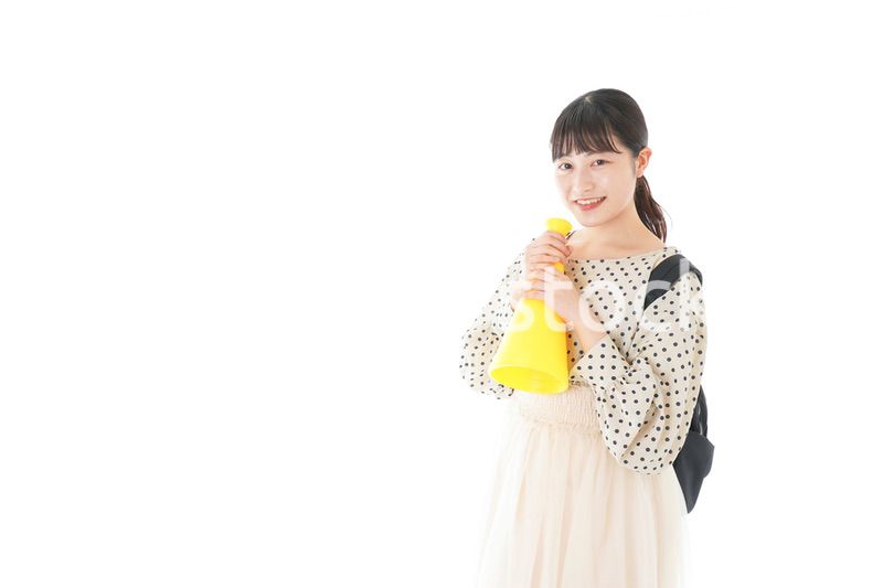 スポーツの応援をする若い女性