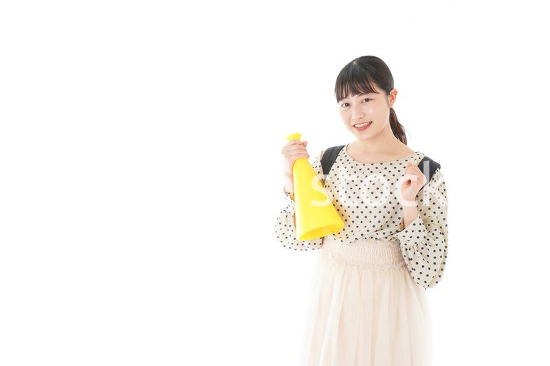 スポーツの応援をする若い女性