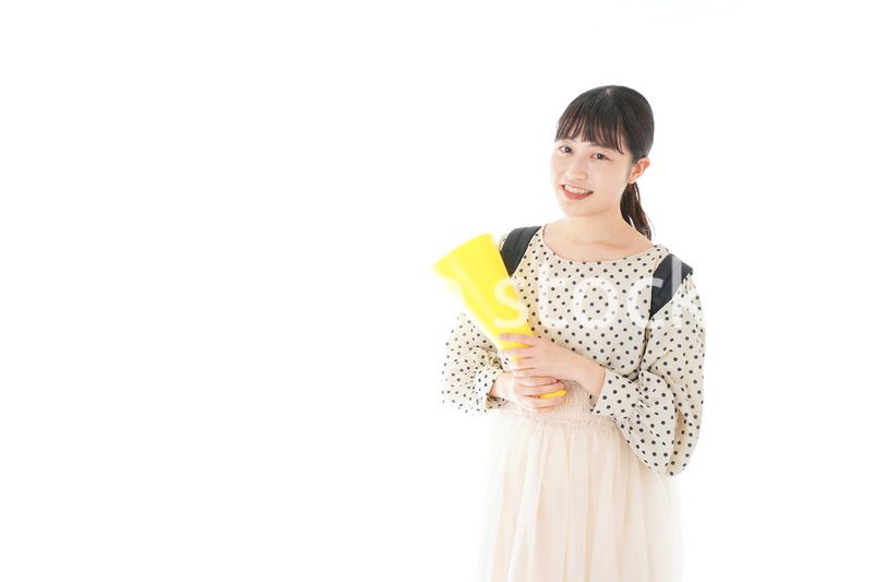 スポーツの応援をする若い女性