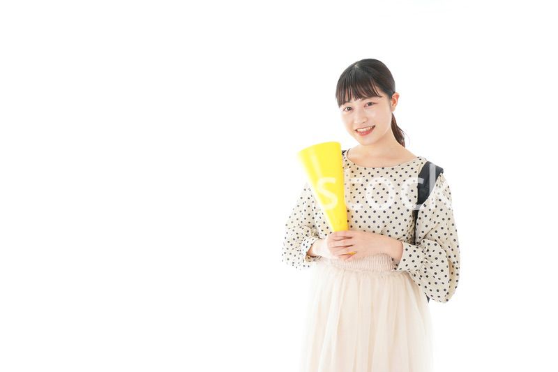 スポーツの応援をする若い女性