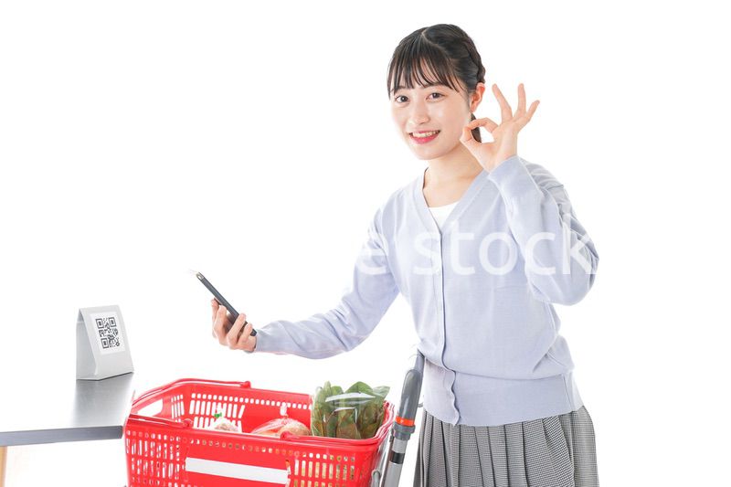 QRコード決済をする若い女性