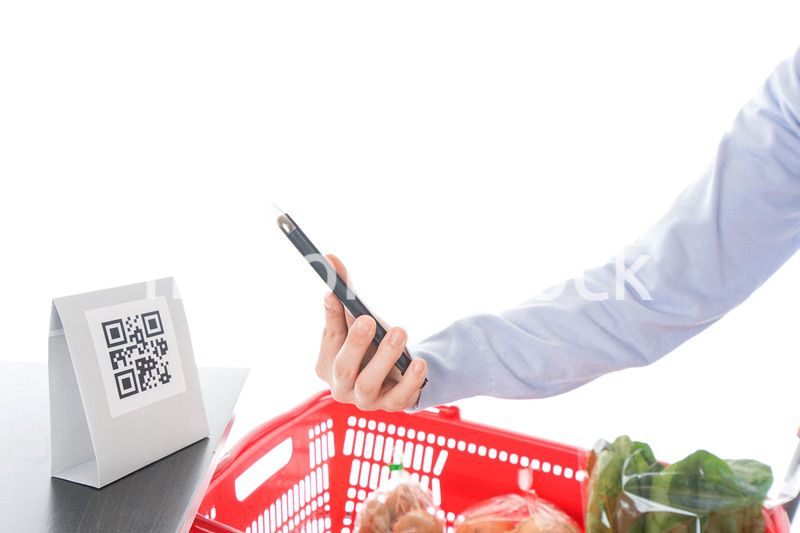 QRコード決済をする若い女性